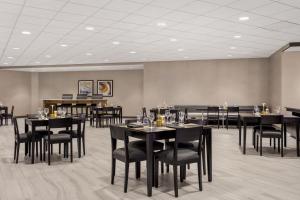 萨默塞特Delta Hotels by Marriott Somerset的用餐室配有黑色的桌椅
