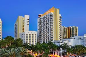 迈阿密海滩迈阿密南滩皇家棕榈尊贵度假酒店的拥有高楼和棕榈树的城市天际线