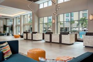 奥兰多TownePlace Suites by Marriott Orlando Theme Parks/Lake Buena Vista的大堂,设有桌椅