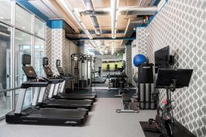 夏洛特夏洛特巴兰坦雅乐轩酒店的健身房设有跑步机和有氧运动器材