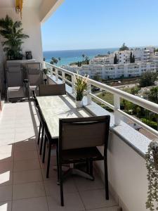 阿玛考德佩拉4AH Brisa Mar - Casas & Papéis的一个带桌椅的海景阳台