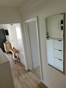 尼库加姆Apartman Marko的白色的客房设有镜子和衣柜