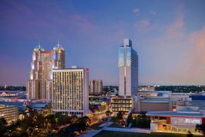 圣安东尼奥San Antonio Marriott Rivercenter on the River Walk的城市天际线,晚上有高楼