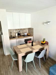 尼库加姆Apartman Marko的厨房配有木桌和椅子
