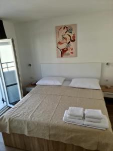 尼库加姆Apartman Marko的一间卧室配有一张大床和两条毛巾