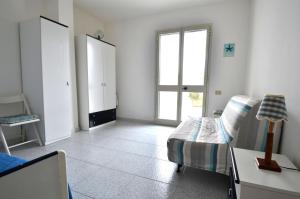 新福卡Casa Ll17 spiaggia a 250m San Foca的白色的客房设有床和窗户。