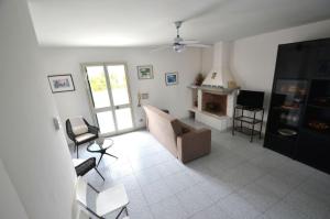 新福卡Casa Ll17 spiaggia a 250m San Foca的带沙发和壁炉的客厅