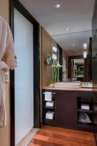 库斯科库斯科修道院万豪酒店的一间带水槽和大镜子的浴室