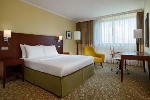 杜塞尔多夫杜塞尔多夫希斯特尔万豪酒店的酒店客房设有一张大床和一张书桌。