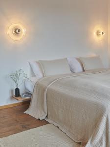 波朗特吕奥伯格穆登旅馆的卧室配有带白色枕头的大床