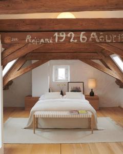 波朗特吕奥伯格穆登旅馆的阁楼上的卧室配有一张大床