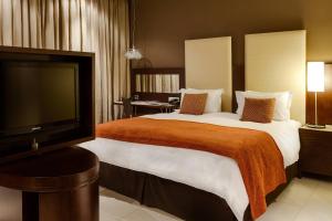 奥利弗·坦博国际机场机场万豪Protea酒店客房内的一张或多张床位