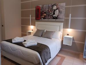 BoianoMR Living Bed & Breakfast的一间卧室配有一张床,上面有两条毛巾