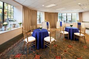 萨克拉门托萨克拉门托喜来登大酒店的宴会厅配有蓝色的桌椅