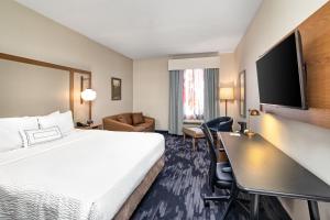 奥克维尔Fairfield Inn by Marriott Toronto Oakville的配有一张床和一张书桌的酒店客房