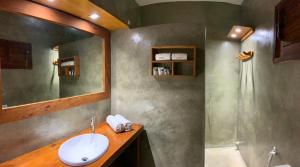 卡诺格布拉达蝴蝶旅馆的一间带水槽和淋浴的浴室