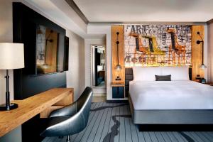 奥克兰奥克兰市中心万豪酒店的配有一张床和一张书桌的酒店客房