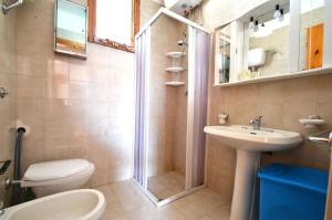 新福卡Casa vacanza vicino spiaggia-ll23的带淋浴、卫生间和盥洗盆的浴室