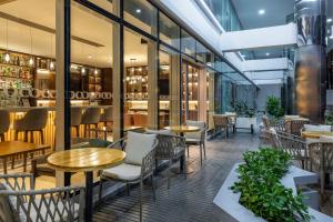 巴拿马城菲尼斯特雷巴拿马城万豪行政公寓 的餐厅设有桌椅和窗户。