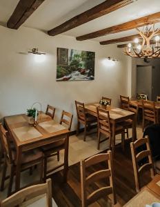 莫罗埃尼MountHoff Retreat的用餐室配有木桌和椅子