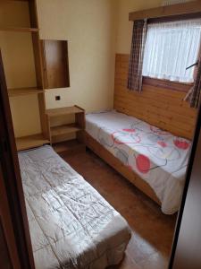 杜柏Chalet 176的小型客房 - 带2张床和窗户
