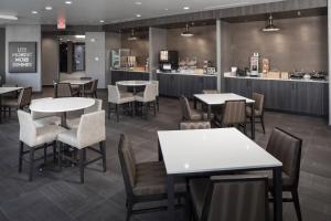 俄克拉何马城Fairfield Inn & Suites by Marriott Oklahoma City Downtown的一间带桌椅和柜台的餐厅