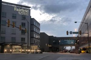 俄克拉何马城Fairfield Inn & Suites by Marriott Oklahoma City Downtown的和建筑物的交叉口,上面有街道标志