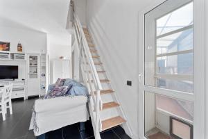 阿尔布斯Nonna Gina的白色的楼梯,位于带床和窗户的房间
