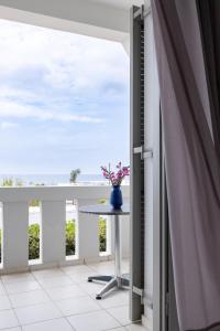 阿德里安诺斯坎波斯凯缇公寓酒店的阳台配有桌子和窗户。