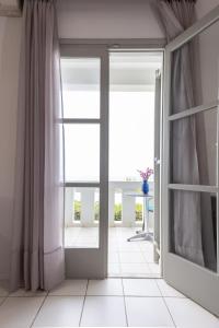 阿德里安诺斯坎波斯凯缇公寓酒店的窗户房间里一扇敞开的门