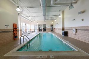 诺斯布鲁克芝加哥诺斯布鲁克喜来登酒店的一座带室内游泳池的建筑中的游泳池