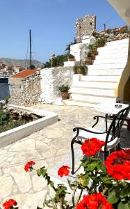 锡米西娅酒店的庭院里设有楼梯,上面有长凳和红色的鲜花