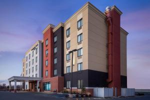 史泰登岛Fairfield Inn & Suites by Marriott New York Staten Island的建筑物的 ⁇ 染