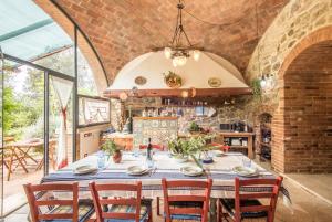 拉波拉诺泰尔梅Villa Il Fornacino的一间带桌椅的用餐室