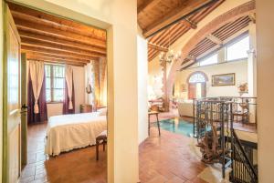 拉波拉诺泰尔梅Villa Il Fornacino的一间卧室设有一张床和一间客厅。