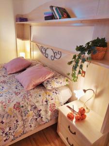 马莱斯科Casa Pepolina, zona tranquilla, piano terra con parcheggio的一间卧室配有一张双层床和一张带床头柜的桌子。