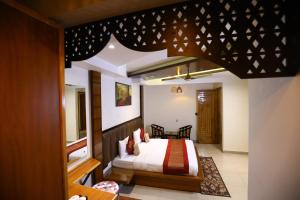 KotdwāraHotel Grand Kailash,Kotdwara的卧室配有一张床