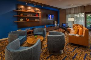 里诺里诺市中心/河滨万怡酒店的客厅拥有蓝色的墙壁,配有沙发和椅子