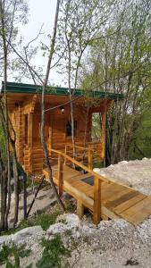 采蒂涅Still cabin的树林中的小木屋,设有大甲板