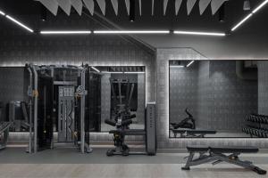 卡尔加里Courtyard by Marriott Calgary Downtown的健身房,室内设有健身器材