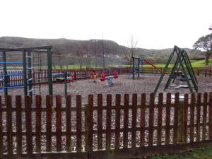 克利夫登Cottage 420 - Clifden的一群儿童在游乐场玩耍
