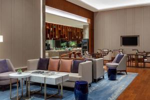 银川银川万怡酒店的大堂配有沙发、椅子和桌子