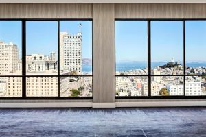 旧金山旧金山联合广场万豪酒店的空房间,从窗户可欣赏到城市美景