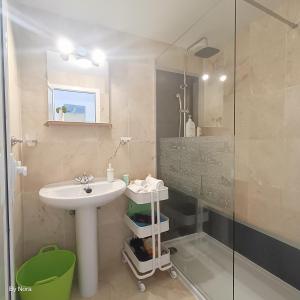 卡勒达德福斯特Apartment Las Arenas - Las Casas de Aron的一间带水槽和淋浴的浴室