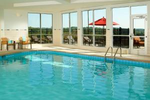 古德利茨维尔纳什维尔古德利茨维尔万怡酒店的享有酒店景致的游泳池