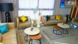 盖尼特拉Urban Hotel & Spa的客厅配有2张桌子和2张沙发