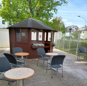吕贝克旅行者酒店的前方设有带桌椅的凉亭