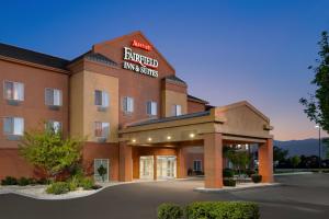 斯帕克斯Fairfield Inn & Suites by Marriott Reno Sparks的酒店计划的套房的 ⁇ 染