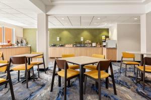 斯帕克斯Fairfield Inn & Suites by Marriott Reno Sparks的一间带桌椅的用餐室和一间厨房