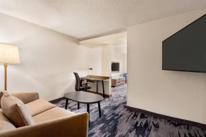 斯帕克斯Fairfield Inn & Suites by Marriott Reno Sparks的带沙发和电视的客厅